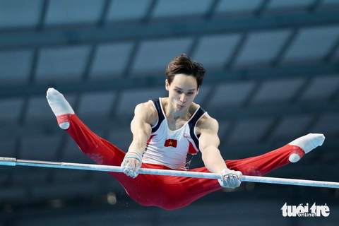 SEA Games: Thể dục dụng cụ liên tiếp giành 3 HCV - Ảnh 3. VĐV Đinh Phương Thành đoạt HCV nội dung xà đơn - Ảnh: ĐỨC KHUÊ