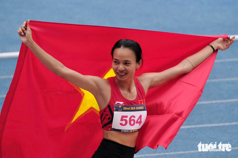 SEA Games: Nguyễn Thị Huyền 'tụt mất' HCV 400m - Ảnh 3. VĐV Phạm Thị Diễm giành HCB nhảy cao nữ với thành tích 1,77m - Ảnh: NAM TRẦN