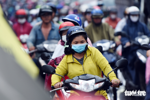 Sau cơn mưa chiều, hàng ngàn người chen chúc nối đuôi nhau về nhà - Ảnh 3. Sau cơn mưa chiều, hàng ngàn người chen chúc nối đuôi nhau về nhà - Ảnh 3.