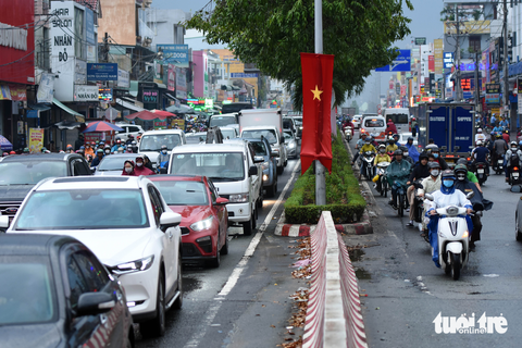 Sau cơn mưa chiều, hàng ngàn người chen chúc nối đuôi nhau về nhà - Ảnh 5. Sau cơn mưa chiều, hàng ngàn người chen chúc nối đuôi nhau về nhà - Ảnh 5.