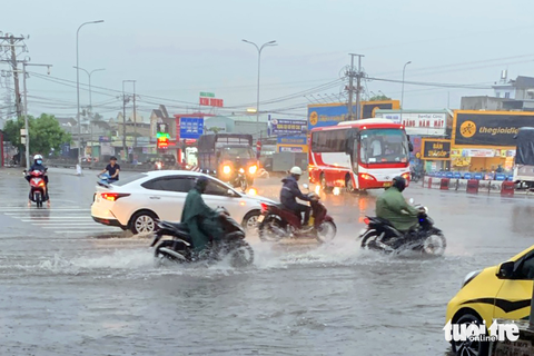 Sau cơn mưa chiều, hàng ngàn người chen chúc nối đuôi nhau về nhà - Ảnh 6. Sau cơn mưa chiều, hàng ngàn người chen chúc nối đuôi nhau về nhà - Ảnh 6.