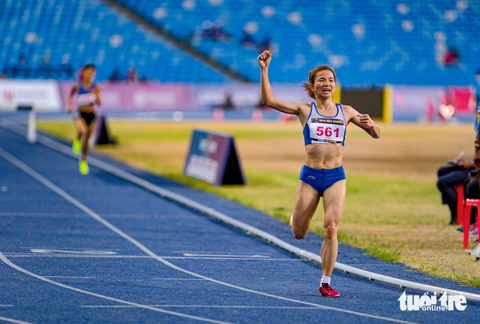 Chùm ảnh Nguyễn Thị Oanh lập kỳ tích SEA Games khi giành 2 HCV trong 30 phút - Ảnh 9. Với thời gian 10 phút 34 giây 37, Oanh giành huy chương vàng thứ hai trong ngày, chỉ trong hơn 30 phút. Kỷ lục này chưa từng có VĐV nào được ghi nhận thực hiện trong một kỳ SEA Games - Ảnh: NAM TRẦN