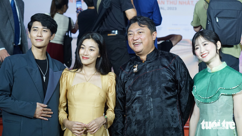 Phong hậu Moon So Ri cúi nhặt rác trên thảm đỏ, khán giả vỗ tay - Ảnh 8. Phong hậu Moon So Ri cúi nhặt rác trên thảm đỏ, khán giả vỗ tay - Ảnh 8.