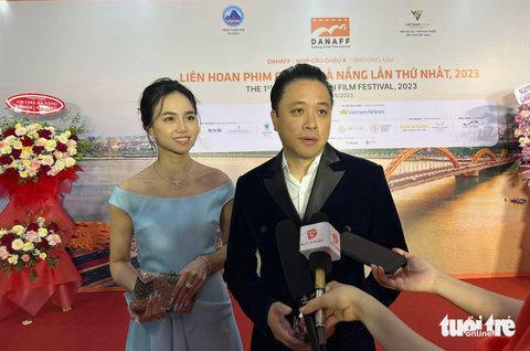 Phong hậu Moon So Ri cúi nhặt rác trên thảm đỏ, khán giả vỗ tay - Ảnh 11. Phong hậu Moon So Ri cúi nhặt rác trên thảm đỏ, khán giả vỗ tay - Ảnh 11.