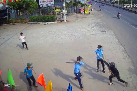 Truy bắt nhóm vác mã tấu đuổi chém nhân viên trạm dừng chân - Ảnh 1. Truy bắt nhóm vác mã tấu đuổi chém nhân viên trạm dừng chân - Ảnh 1.
