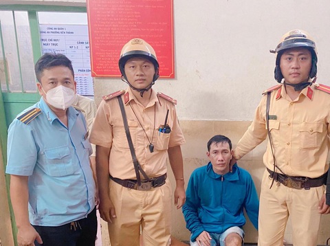 Người đàn ông chạy xe SH giật điện thoại bị cảnh sát giao thông bắt giữ - Ảnh 2. Người đàn ông chạy xe SH giật điện thoại bị cảnh sát giao thông bắt giữ - Ảnh 2.