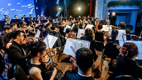 Nghệ sĩ bassoon Nguyễn Bảo Anh chinh phục đỉnh cao cùng dàn nhạc giao hưởng - Ảnh 4. Dàn nhạc SPO biểu diễn trong concert Once upon a Spring tại Nhà hát TP.HCM - Ảnh: SPO