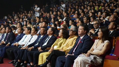 Đại sứ Mỹ tại Việt Nam Marc Knapper và phu nhân (bìa phải) và các vị khách quý tại lễ khai mạc Liên hoan phim châu Á Đà Nẵng (DANAFF) - Ảnh: TRẦN MẶC Đại sứ Mỹ tại Việt Nam Marc Knapper và phu nhân (bìa phải) và các vị khách quý tại lễ khai mạc Liên hoan phim châu Á Đà Nẵng (DANAFF) - Ảnh: TRẦN MẶC