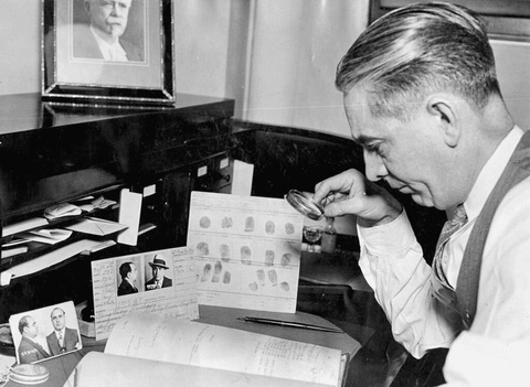 Chuyên gia nhận dạng Emmett Evans xem xét dấu vân tay của trùm ma túy Al Capone vào tháng 5-1932 - Ảnh: Chicago Tribune Chuyên gia nhận dạng Emmett Evans xem xét dấu vân tay của trùm ma túy Al Capone vào tháng 5-1932 - Ảnh: Chicago Tribune