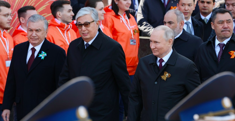 Tổng thống Nga Vladimir Putin, Tổng thống Kassym-Jomart Tokayev của Kazakhstan và Tổng thống Shavkat Mirziyoyev của Uzbekistan tại lễ duyệt binh ở Matxcơva - Ảnh: SPUTNIK Tổng thống Nga Vladimir Putin, Tổng thống Kassym-Jomart Tokayev của Kazakhstan và Tổng thống Shavkat Mirziyoyev của Uzbekistan tại lễ duyệt binh ở Matxcơva - Ảnh: SPUTNIK