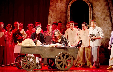 Cảnh trong vở diễn opera Cavalleria Rusticana kinh điển trong đêm diễn kín khán giả tại Nhà hát lớn Hà Nội - Ảnh: SPO Cảnh trong vở diễn opera Cavalleria Rusticana kinh điển trong đêm diễn kín khán giả tại Nhà hát lớn Hà Nội - Ảnh: SPO