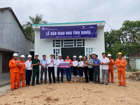 Điện lực Phú Yên bàn giao nhà tình nghĩa cho hộ nghèo ở Đa Lộc - Ảnh 1. Điện lực Phú Yên bàn giao nhà tình nghĩa cho hộ nghèo ở Đa Lộc - Ảnh 1.
