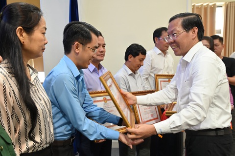 Chủ tịch Phan Văn Mãi: Lựa chọn gương thầm lặng cao cả đừng sa vào tiêu chí - Ảnh 2. Chủ tịch Phan Văn Mãi: Lựa chọn gương thầm lặng cao cả đừng sa vào tiêu chí - Ảnh 2.