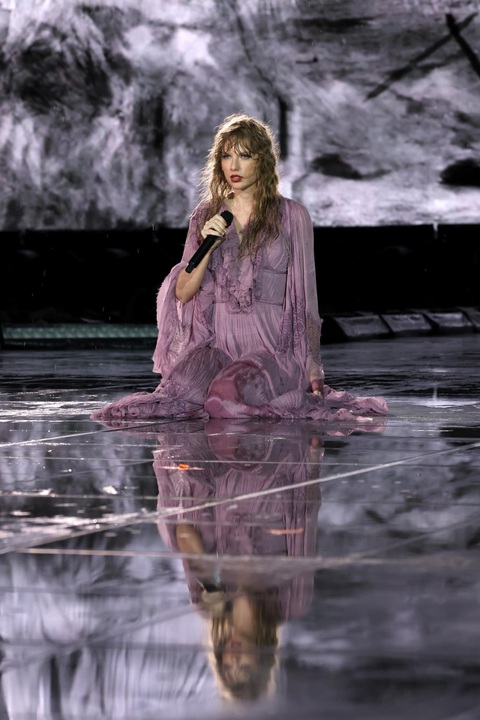 Nước mưa ở concert của Taylor Swift được rao bán với giá hơn 5 triệu đồng - Ảnh 7. Nước mưa ở concert của Taylor Swift được rao bán với giá hơn 5 triệu đồng - Ảnh 7.