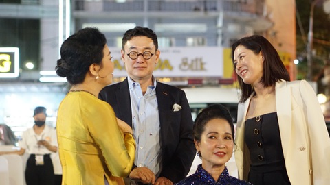 Phong hậu Moon So Ri cúi nhặt rác trên thảm đỏ, khán giả vỗ tay - Ảnh 9. Phong hậu Moon So Ri cúi nhặt rác trên thảm đỏ, khán giả vỗ tay - Ảnh 9.