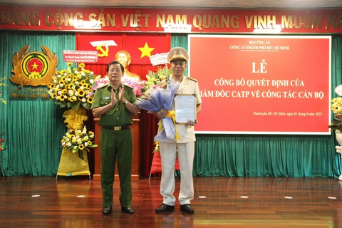 Thượng tá Nguyễn Đình Dương làm trưởng Công an Thủ Đức - Ảnh 1. Thiếu tướng Trần Đức Tài trao quyết định cho thượng tá Trần Trung Hiếu - Ảnh: MINH HÒA