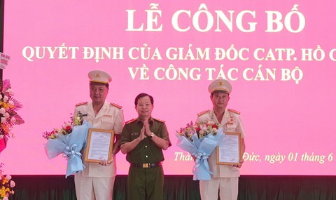 Thượng tá Nguyễn Đình Dương làm trưởng Công an Thủ Đức - Ảnh 2. Thiếu tướng Trần Đức Tài trao quyết định cho đại tá Nguyễn Hoàng Thắng (bìa phải) và thượng tá Nguyễn Đình Dương (bìa trái) - Ảnh: MINH HÒA