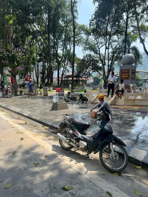 Cột mốc Km0 tại Hà Giang được cắm lại sau 3 ngày sửa chữa - Ảnh 2. Cột mốc Km0 tại Hà Giang được cắm lại sau 3 ngày sửa chữa - Ảnh 2.