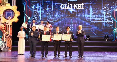 EVNCPC liên tục đoạt giải thưởng trong sáng tạo khoa học - Ảnh 2. Ban tổ chức trao giải nhì cho nhóm tác giả của Trung tâm Sản xuất thiết bị đo điện tử Điện lực miền Trung thuộc EVNCPC với công trình "Nghiên cứu, xây dựng hệ thống giám sát, điều khiển điện mặt trời mái nhà"