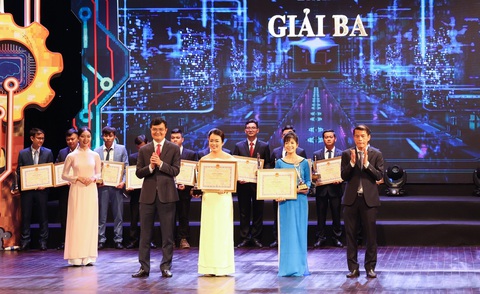 EVNCPC liên tục đoạt giải thưởng trong sáng tạo khoa học - Ảnh 3. Đại diện nhóm tác giả thạc sĩ Lê Văn Phú, Lê Hồng Cương, Tăng Thị Khánh Vy và Nguyễn Thị Mỹ Vân (PC Đà Nẵng) nhận giải ba