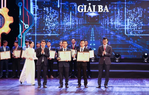 EVNCPC liên tục đoạt giải thưởng trong sáng tạo khoa học - Ảnh 4. Đại diện nhóm tác giả thạc sĩ Nguyễn Bình Phương, Nguyễn Thái Tùng, Trương Tùng Châu cùng các kỹ sư Ngô Gia Hội, Hồ Quốc Việt (PC Đà Nẵng) nhận giải ba