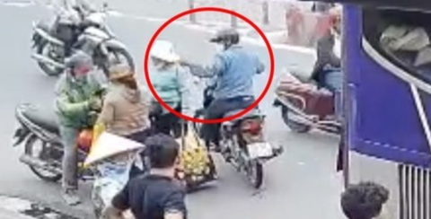 Bắt kẻ giật dây chuyền của người phụ nữ chuẩn bị lên xe khách - Ảnh 1. Camera ghi hình vụ việc người phụ nữ bị người đàn ông giật dây chuyền - Ảnh cắt từ clip chia sẻ trên mạng xã hội