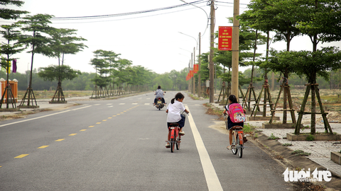 'Mắc kẹt' trong quy hoạch nhà máy nhiệt điện - Ảnh 2. ... và khu tái định cư khang trang đã xây dựng xong phần hạ tầng nhưng chưa thể đưa người dân vào ở vì nhà máy đã dừng triển khai - Ảnh: Q.NAM