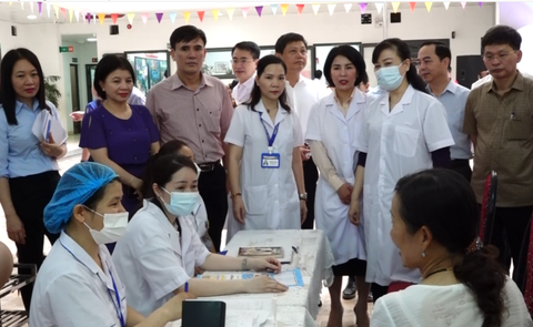 Bộ trưởng Bộ Y tế Đào Hồng Lan kiểm tra điểm bổ sung vitamin A cho trẻ tại quận Ba Đình, Hà Nội - Ảnh: D.Liễu Bộ trưởng Bộ Y tế Đào Hồng Lan kiểm tra điểm bổ sung vitamin A cho trẻ tại quận Ba Đình, Hà Nội - Ảnh: D.LIỄU