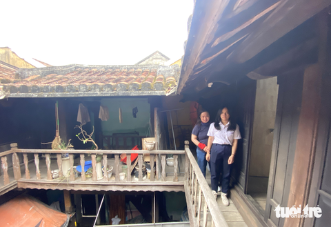Căn nhà cổ trăm năm mà gia đình bà Thương được bố trí thuê trong phố cổ - Ảnh: B.D. Căn nhà cổ trăm năm mà gia đình bà Thương được bố trí thuê trong phố cổ - Ảnh: B.D.
