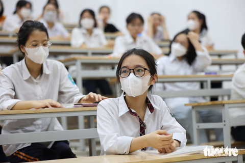 Sĩ tử tranh suất vào lớp 10 Trường THPT chuyên ĐH Sư phạm Hà Nội, có môn tỷ lệ chọi 1/29 - Ảnh 1. Do kỳ thi diễn ra vào đợt nắng nóng của miền Bắc nên các phòng thi đều bật điều hòa để thí sinh có thể làm bài tốt nhất - Ảnh: N.B.