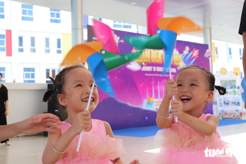 Trúc Nhi - Diệu Nhi cảm ơn bác sĩ sau 3 năm mổ tách - Ảnh 1. Trúc Nhi - Diệu Nhi cảm ơn bác sĩ sau 3 năm mổ tách - Ảnh 1.