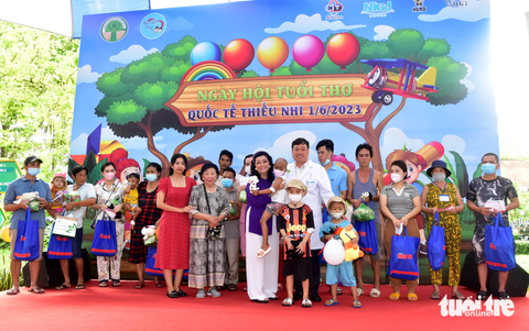 Nghệ sĩ Kim Cương đồng hành với Ước mơ của Thúy trao quà bệnh nhi ung thư - Ảnh 4. Nghệ sĩ Kim Cương đồng hành với Ước mơ của Thúy trao quà bệnh nhi ung thư - Ảnh 4.