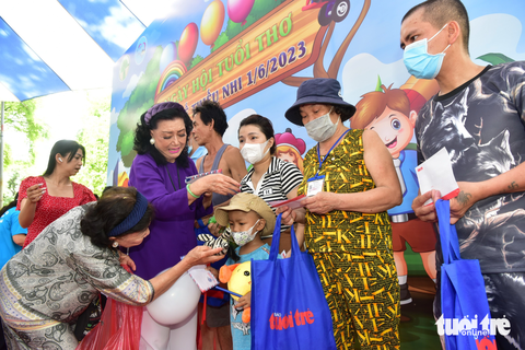 NSND Kim Cương trao quà cho bé Huỳnh Ngọc Nhân Nghĩa (6 tuổi, Gia Lai, bị bạch cầu cấp) và các bệnh nhi khác đang được điều trị tại Bệnh viện Nhi Đồng 2 - Ảnh: T.T.D NSND Kim Cương trao quà cho bé Huỳnh Ngọc Nhân Nghĩa (6 tuổi, Gia Lai, bị bạch cầu cấp) và các bệnh nhi khác đang được điều trị tại Bệnh viện Nhi Đồng 2 - Ảnh: T.T.D
