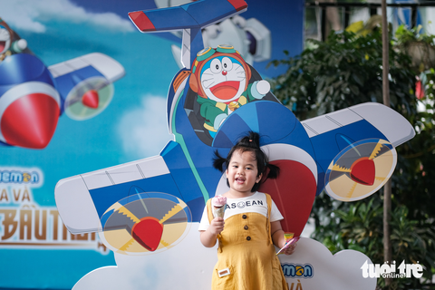 Có gì ở phố sách hai miền mà fan nhí Doraemon đổ bộ check-in? - Ảnh 1. Có gì ở phố sách hai miền mà fan nhí Doraemon đổ bộ check-in? - Ảnh 1.