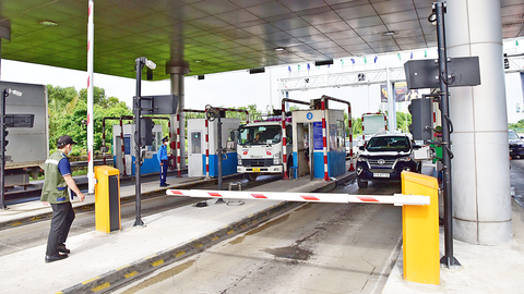 Sẽ sớm bỏ barie tại trạm thu phí tự động không dừng - Ảnh 1. Sẽ sớm bỏ barie tại trạm thu phí tự động không dừng - Ảnh 1.