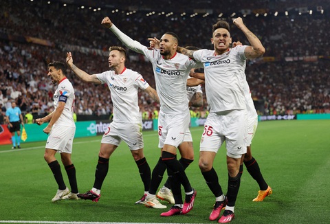 Mourinho ôm hận trước ông vua Europa League Sevilla - Ảnh 3. Mourinho ôm hận trước ông vua Europa League Sevilla - Ảnh 3.
