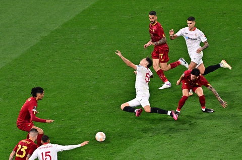 Mourinho ôm hận trước ông vua Europa League Sevilla - Ảnh 4. Mourinho ôm hận trước ông vua Europa League Sevilla - Ảnh 4.