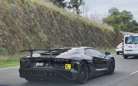Dân mạng xôn xao cảnh thiếu niên tập lái bằng Lamborghini - Ảnh 1. Dân mạng xôn xao cảnh thiếu niên tập lái bằng Lamborghini - Ảnh 1.