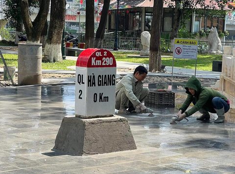 Cột mốc Km0 tại Hà Giang được cắm lại sau 3 ngày sửa chữa - Ảnh 1. Cột mốc Km0 tại Hà Giang được cắm lại sau 3 ngày sửa chữa - Ảnh 1.