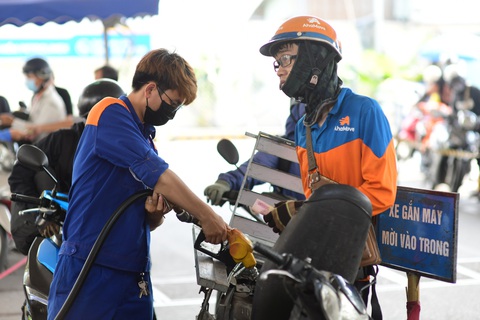 Người dẫn đỗ xăng ở quận Bình Thạnh, TP.HCM lúc 14g45 ngày 1-6 trước giờ giá thay đổi - Ảnh: QUANG ĐỊNH Người dẫn đổ xăng ở quận Bình Thạnh, TP.HCM - Ảnh: QUANG ĐỊNH