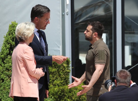 Ông Zelensky: NATO kết nạp Ukraine hay không thì nói rõ - Ảnh 1. Ông Zelensky: NATO kết nạp Ukraine hay không thì nói rõ - Ảnh 1.