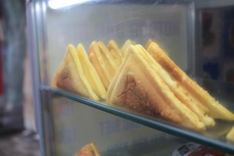 Hot dog kiểu Việt Nam: Cú sốc của người nước ngoài - Ảnh 3. Hot dog kiểu Việt Nam: Cú sốc của người nước ngoài - Ảnh 3.