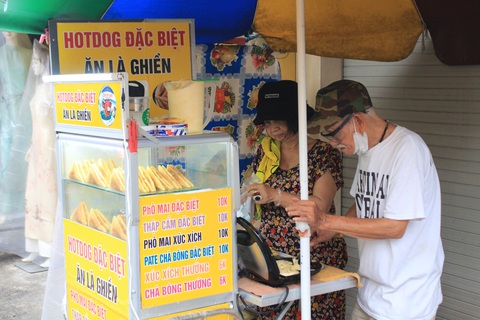 Hot dog kiểu Việt Nam: Cú sốc của người nước ngoài - Ảnh 1. Hot dog kiểu Việt Nam: Cú sốc của người nước ngoài - Ảnh 1.