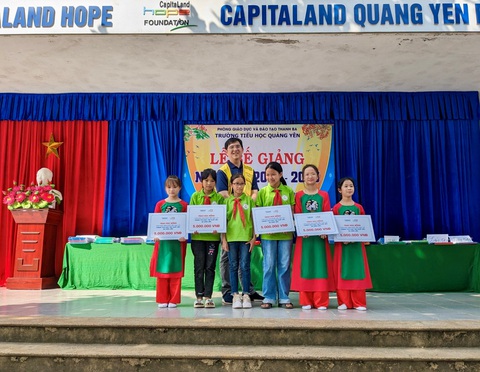 CapitaLand Development hỗ trợ dụng cụ học tập cho 1.400 học sinh - Ảnh 3. Đại diện CLD (Việt Nam) trao học bổng cho các em học sinh lớp 5 có thành tích học tập xuất sắc tại trường tiểu học Quảng Yên, tỉnh Phú Thọ
