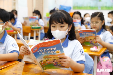 Ngăn chặn lợi ích nhóm trong biên soạn sách giáo khoa - Ảnh 1. Ngăn chặn lợi ích nhóm trong biên soạn sách giáo khoa - Ảnh 1.