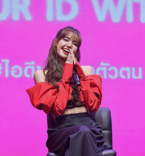 Lisa (BLACKPINK) ngọt ngào trong trang phục của Công Trí - Ảnh 7. Lisa (BLACKPINK) ngọt ngào trong trang phục của Công Trí - Ảnh 7.