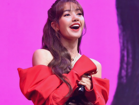 Lisa (BLACKPINK) ngọt ngào trong trang phục của Công Trí - Ảnh 6. Lisa (BLACKPINK) ngọt ngào trong trang phục của Công Trí - Ảnh 6.