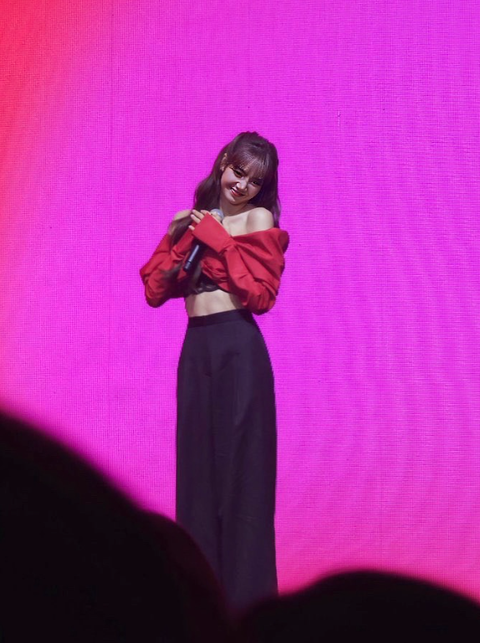 Lisa (BLACKPINK) ngọt ngào trong trang phục của Công Trí - Ảnh 3. Lisa (BLACKPINK) ngọt ngào trong trang phục của Công Trí - Ảnh 3.