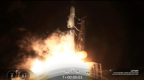 SpaceX phóng thêm 52 vệ tinh Starlink - Ảnh 1. SpaceX phóng thêm 52 vệ tinh Starlink - Ảnh 1.