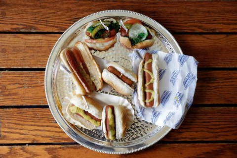 Hot dog kiểu Việt Nam: Cú sốc của người nước ngoài - Ảnh 2. Hot dog kiểu Việt Nam: Cú sốc của người nước ngoài - Ảnh 2.